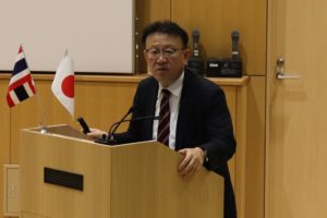 Professor Noguchi giving a lecture